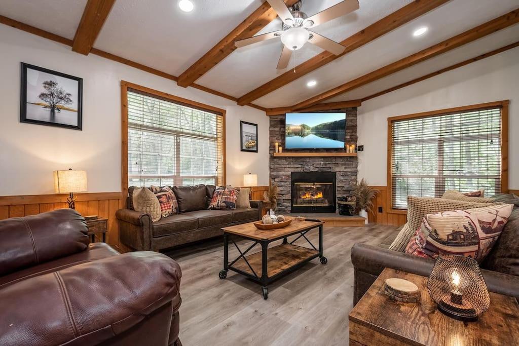*Entire House • Sleeps 9 • Hot Tub • Pets Welcome* McHenry Exterior photo