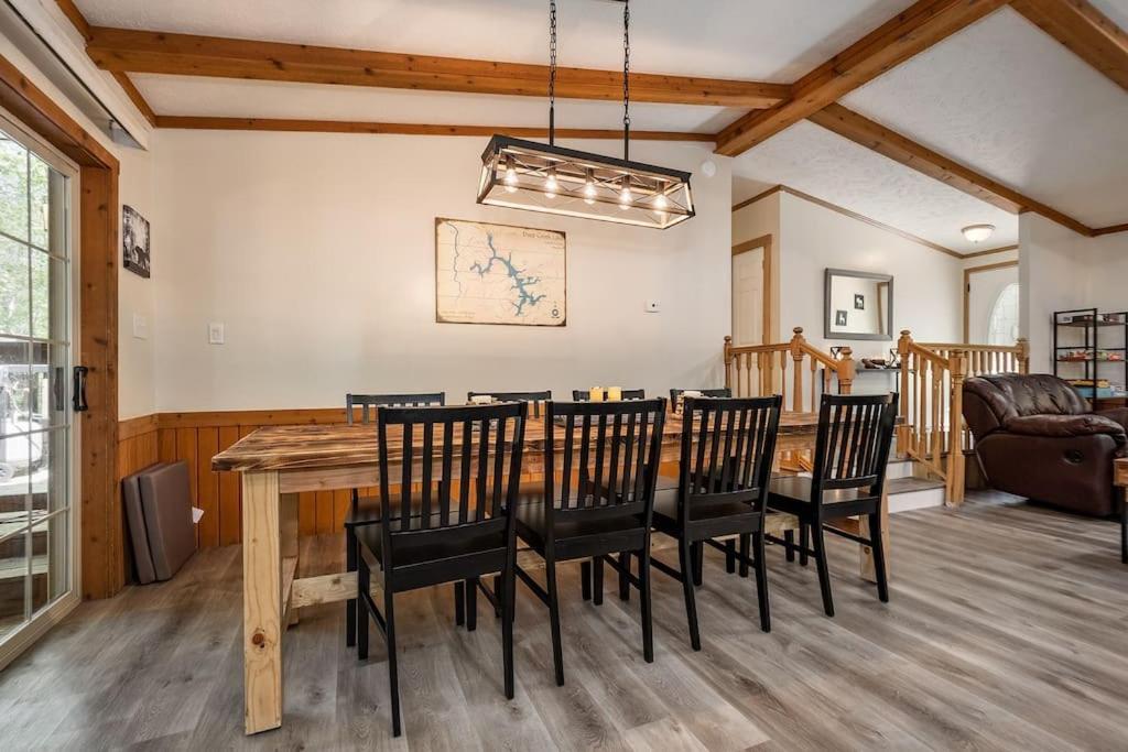 *Entire House • Sleeps 9 • Hot Tub • Pets Welcome* McHenry Exterior photo