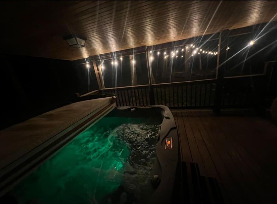*Entire House • Sleeps 9 • Hot Tub • Pets Welcome* McHenry Exterior photo