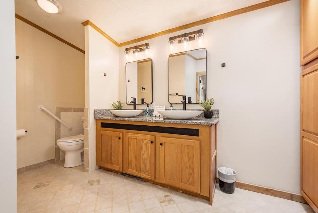 *Entire House • Sleeps 9 • Hot Tub • Pets Welcome* McHenry Exterior photo