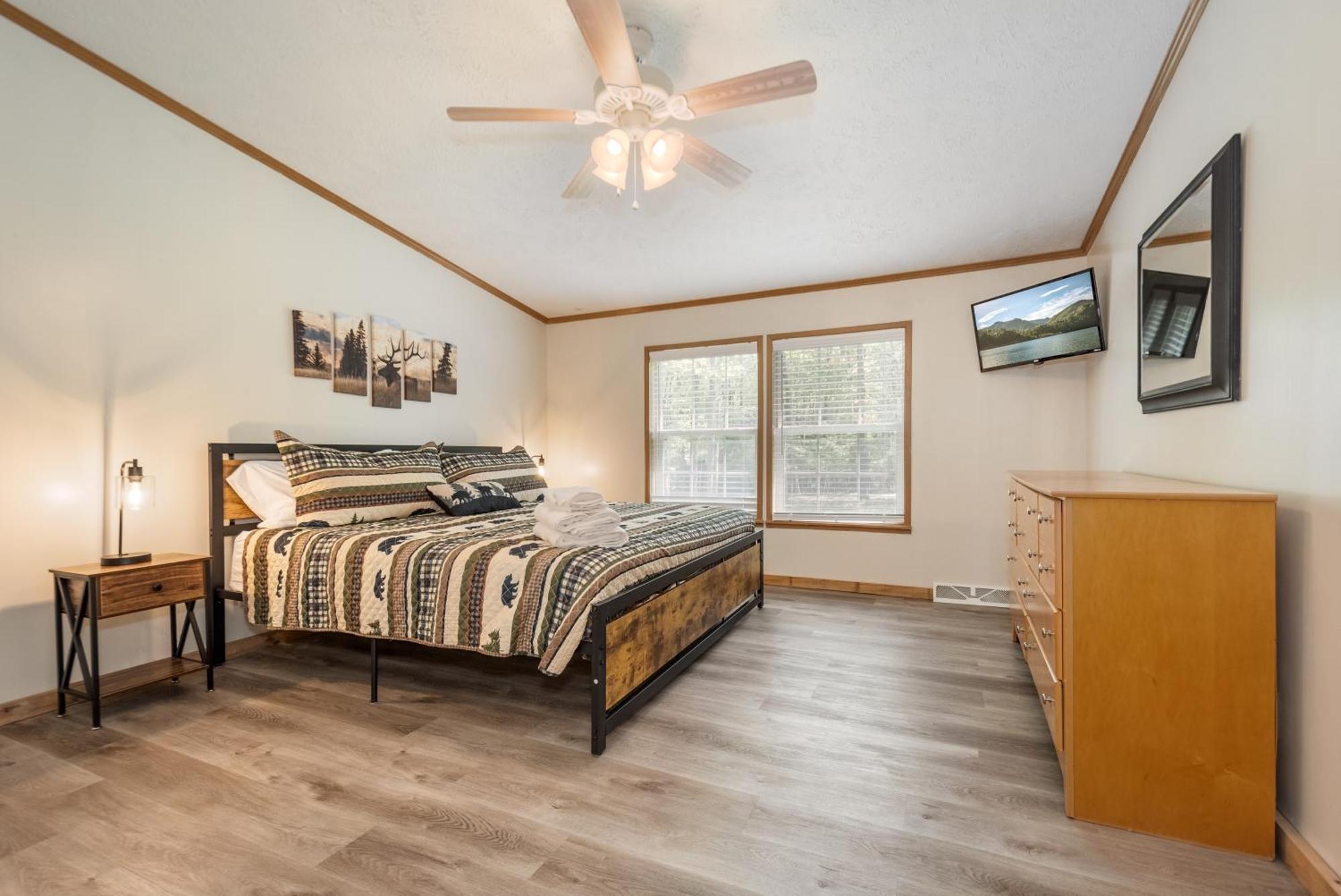 *Entire House • Sleeps 9 • Hot Tub • Pets Welcome* McHenry Exterior photo